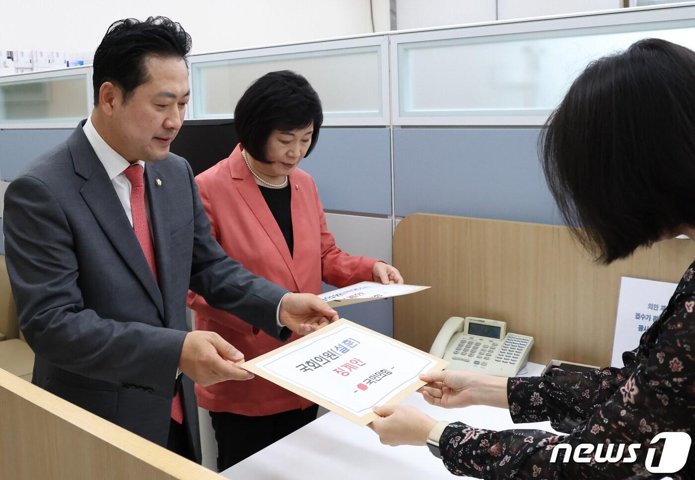 국민의힘 장동혁, 정경희 의원이 8일 오전 서울 여의도 국회 의안과에 대정부질문 중 &#39;윤석열 대통령 탄핵&#39;을 언급한 더불어민주당 설훈 의원과 태영호 의원에게 &#39;막말&#39;을 한 것으로 지목된 박영순 의원에 대한 징계안을 제출하고 있다. 2023.9.8/뉴스1 ⓒ News1 송원영 기자