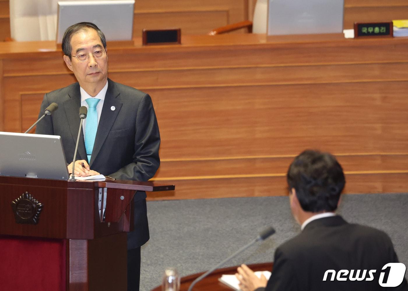 한덕수 국무총리가 8일 서울 여의도 국회 본회의장에서 열린 교육·사회·문화 대정부질문에서 안민석 더불어민주당 의원의 질의에 답변하고 있다. 2023.9.8/뉴스1 ⓒ News1 송원영 기자