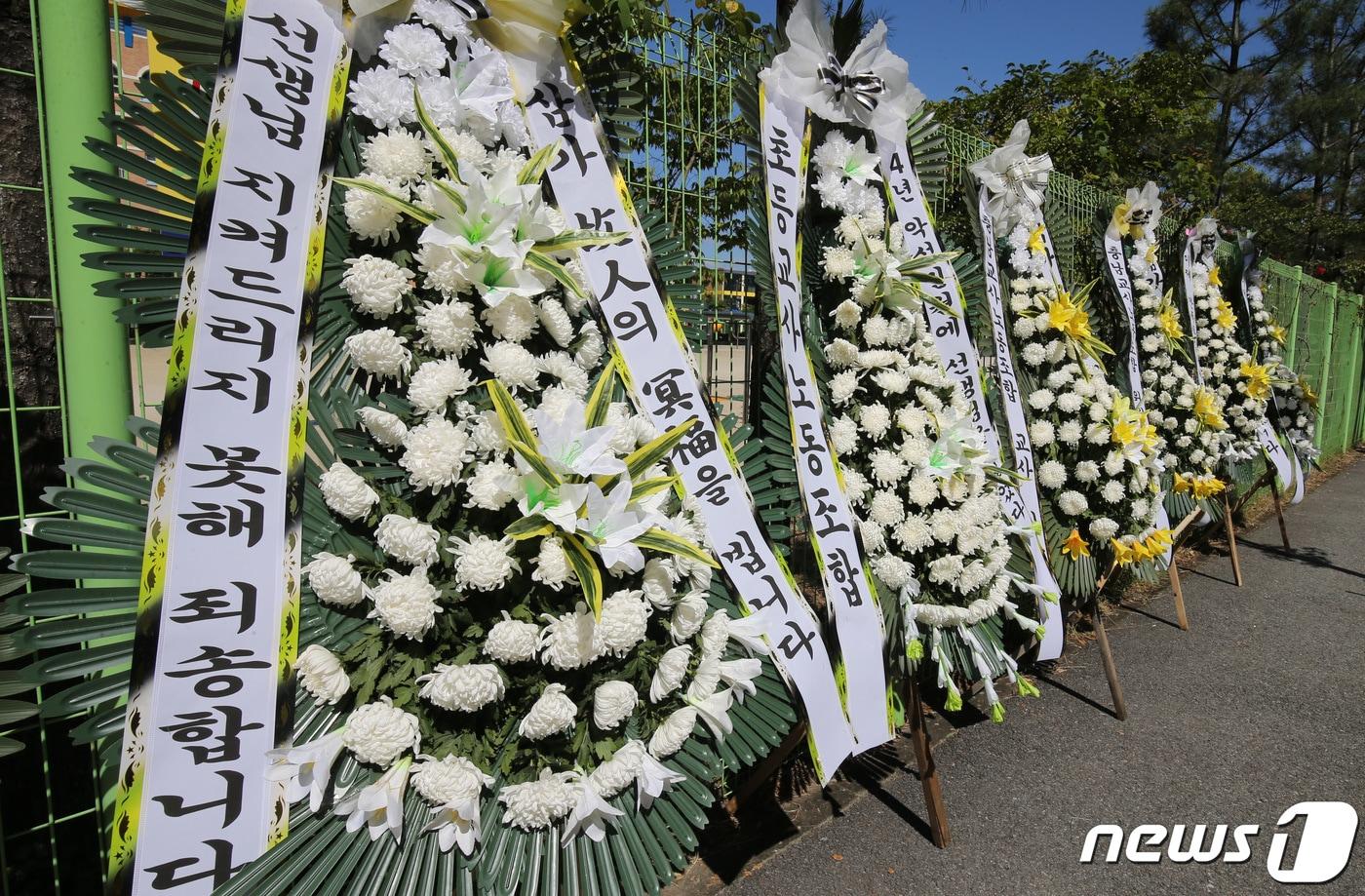 대전 유성구에 위치한 초등학교 정문에 숨진 40대 교사를 추모하는 근조화환이 놓여져 있다. 2023.9.8/뉴스1 ⓒ News1 김기태 기자