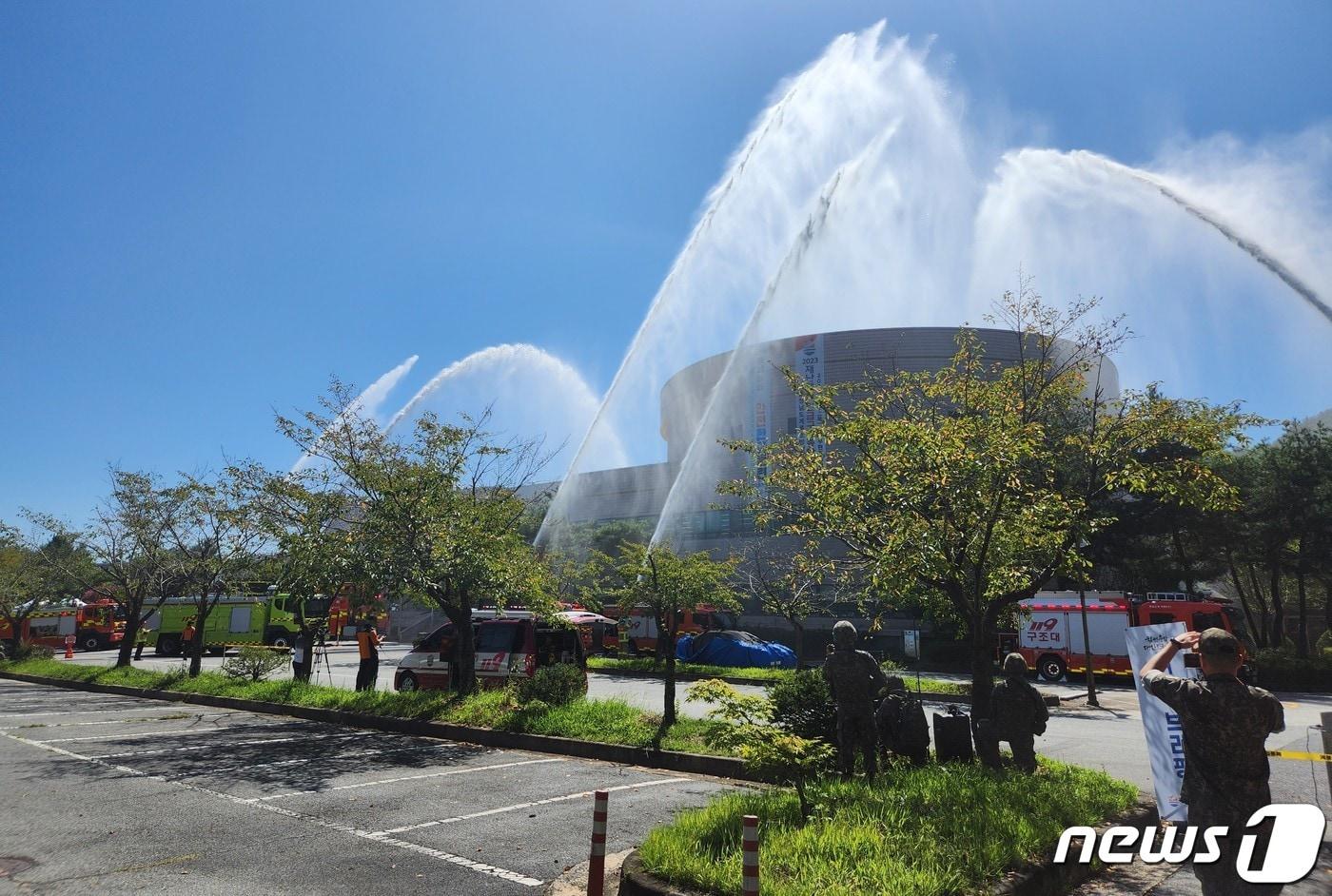 지난 7일 계룡 왕대공단 대전우편집중국에서 진행된 ‘2023재난대응 안전한국훈련’ 화재 종합방수 모습. &#40;계룡시 제공&#41; /뉴스1