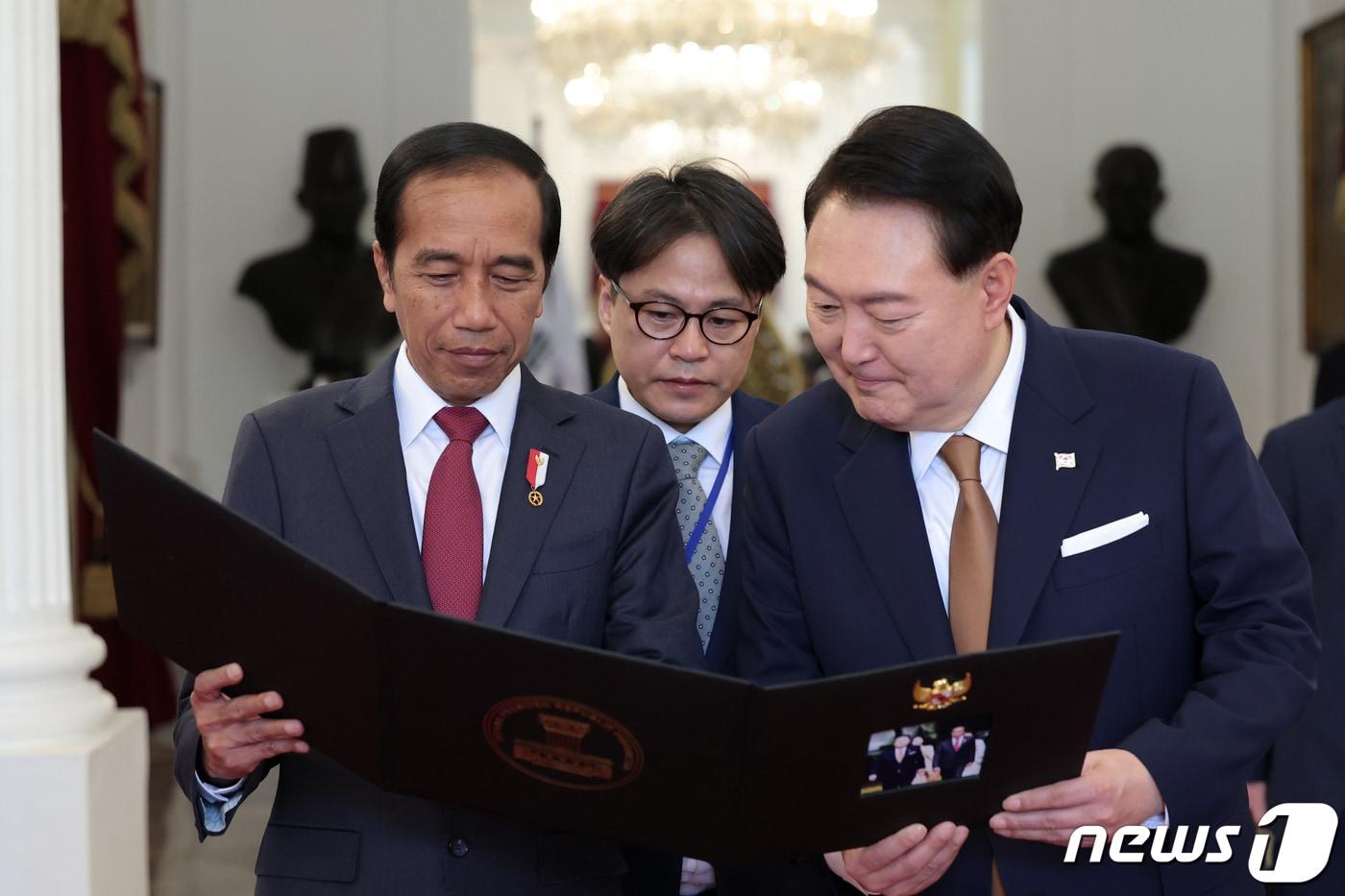 윤석열 대통령이 인도네시아 자카르타 대통령궁에서 조코 위도도 대통령에게 선물 받은 사진을 보고 있다. &#40;대통령실 제공&#41; 2023.9.8/뉴스1 ⓒ News1 안은나 기자