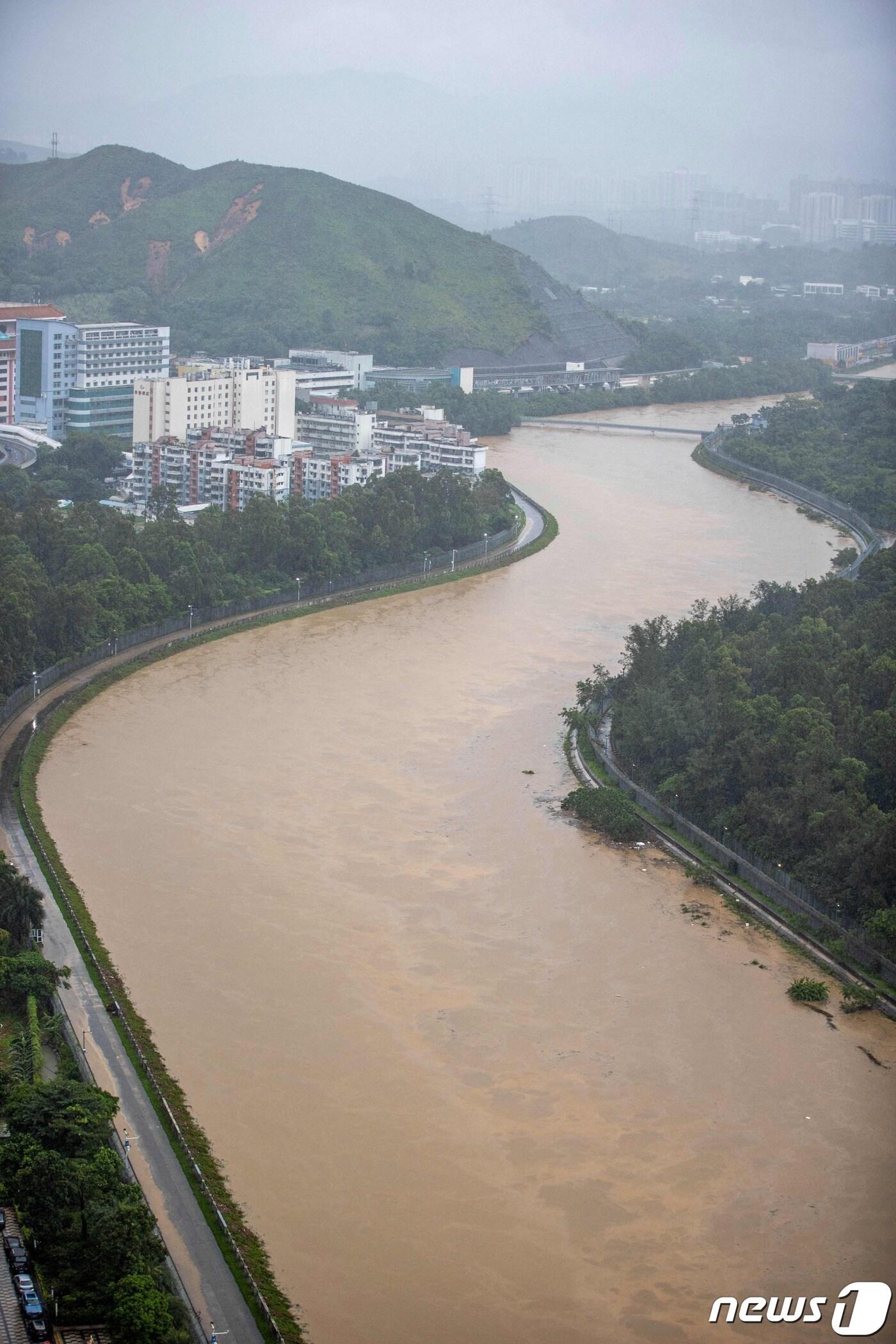 지난 2023년 태풍 하이쿠이의 영향으로 기상 관측이 시작된 1952년 이래 최대 폭우가 쏟아진 중국 광둥성 선전의 강이 범람 위기를 맞고 있다. 2023.9.8 ⓒ AFP=뉴스1 ⓒ News1 우동명 기자