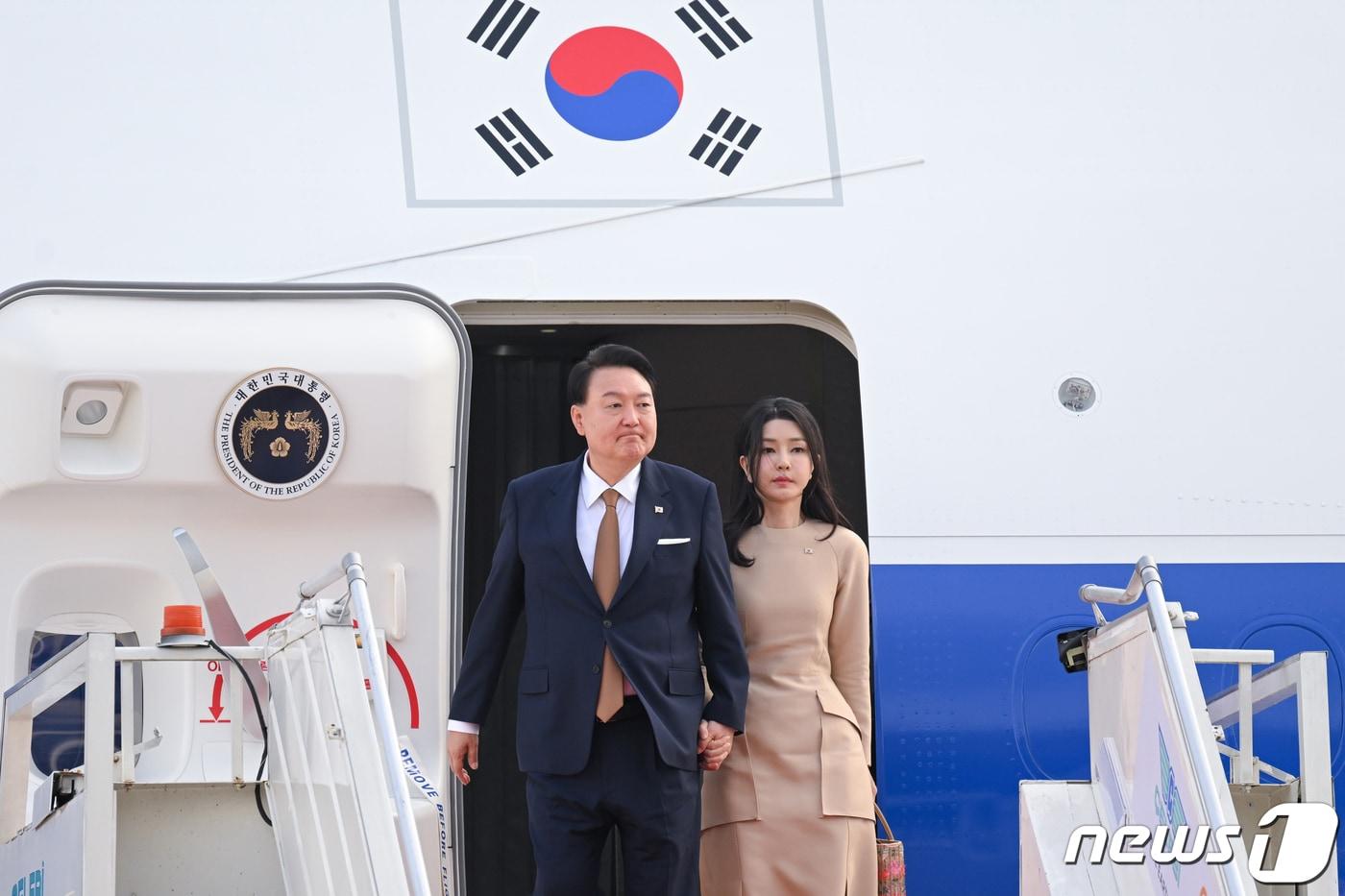 윤석열 대통령과 김건희 여사가 8일&#40;현지시간&#41; G20 정상회의가 열리는 인도 뉴델리 팔람 공군공항에 도착해 공군 1호기에서 내리고 있다. &#40;대통령실 제공&#41; 2023.9.9/뉴스1 ⓒ News1 오대일 기자