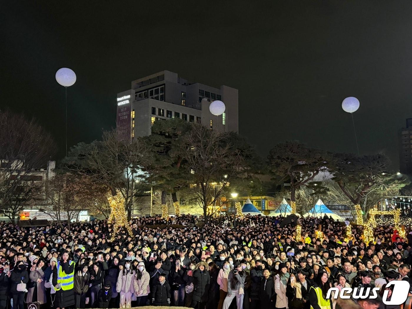 2024년&#40;갑진년&#41;을 맞이하는 전주 제야축제가 열린 1일 전북 전주시 노송광장에서 행사장을 찾은 시민들이 다함께 카운트 다운을 외치고 있다. 2024.1.1/김경현 기자