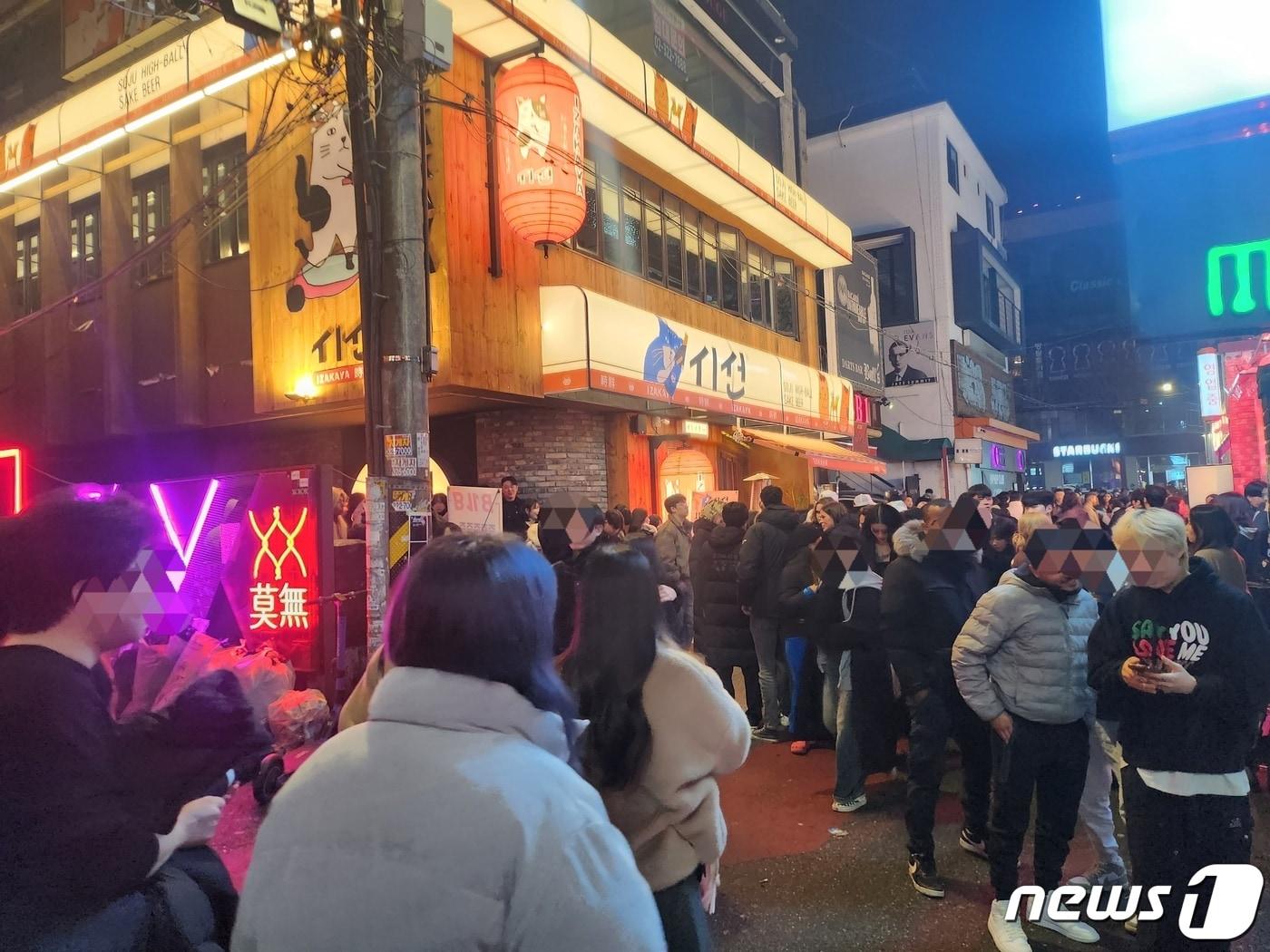 31일 오후 서울 홍대 골목이 시민들로 북적이고 있다. 2023.12.31 ⓒ 뉴스1 장성희 기자