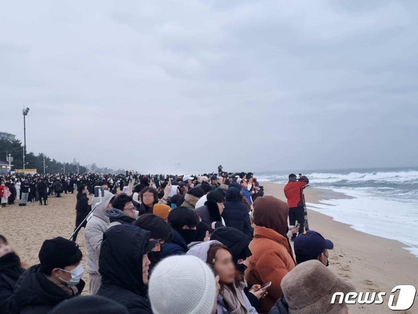 갑진년&#40;甲辰年&#41; 새해 첫날인 1일 오전 강원 강릉시 경포해변을 찾은 시민과 관광객들이 새해를 맞이하기 위해 기다리고 있다. 2024.1.1/뉴스1 윤왕근 기자