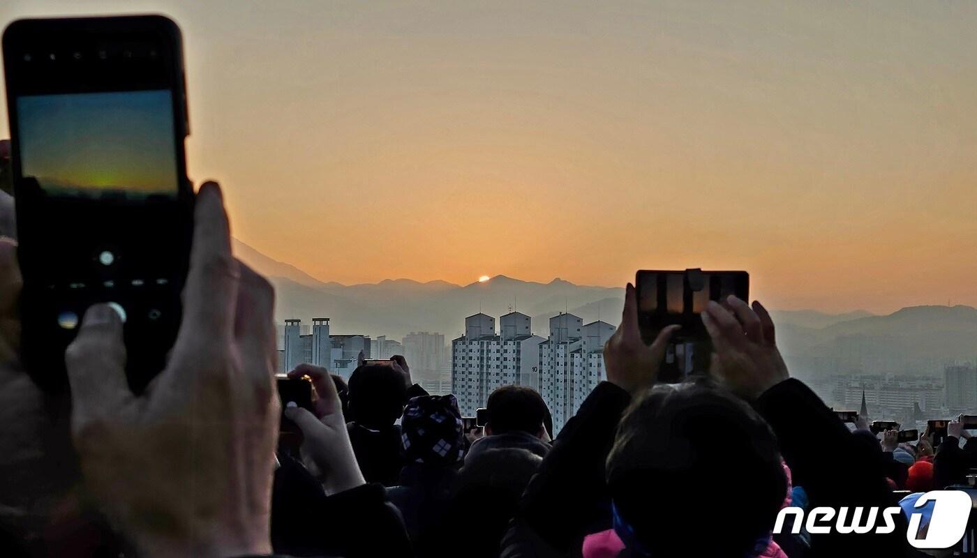 새해 첫 날인 1일 오전 광주 남구 월산근린공원을 찾은 시민들이 새해 첫 일출을 바라보고 있다. 2024.1.1/뉴스1 ⓒ News1 이수민 기자