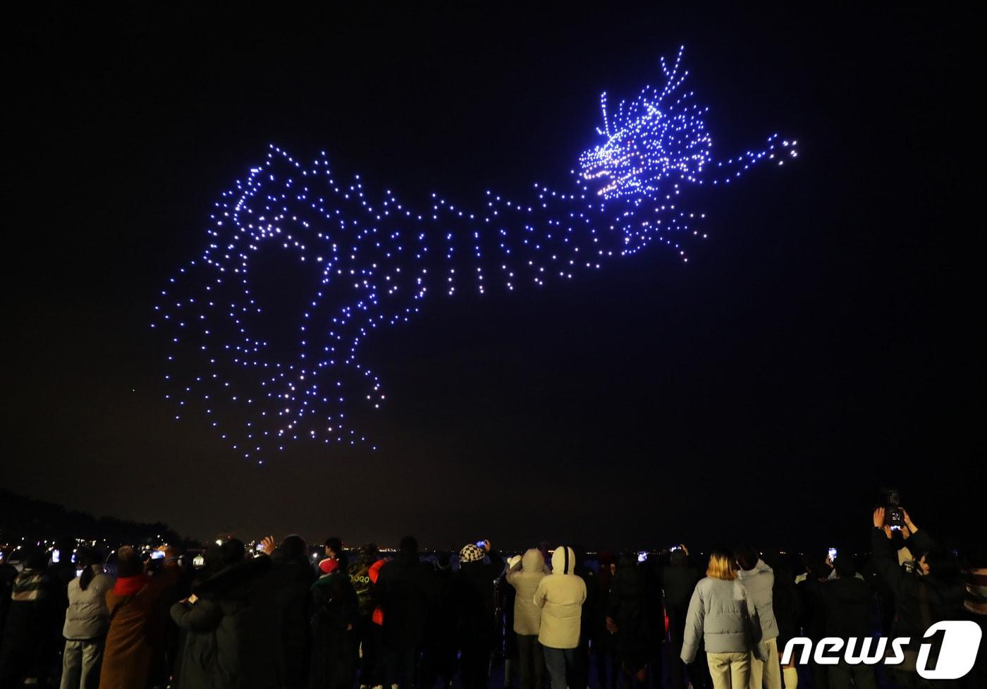 1일 울산 울주군 간절곶에서 해돋이 행사를 기념해 울산 최초로 1000대의 드론 공연을 펼쳤다. 2024 갑진년 청룡의 해를 맞아 드론 1000대가 청룡을 표현하고 있다.2024.1.1/뉴스1 ⓒ News1 김지혜 기자