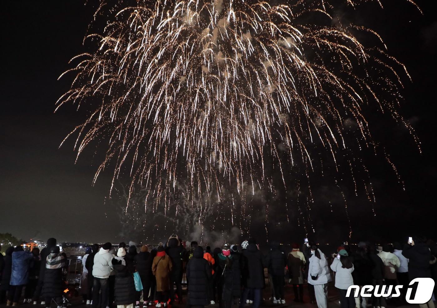 2024년 1월 1일 울산 울주군 간절곶에서 해돋이 행사를 기념해 불꽃놀이가 열리고 있다. 2024.1.1/뉴스1 ⓒ News1 김지혜 기자