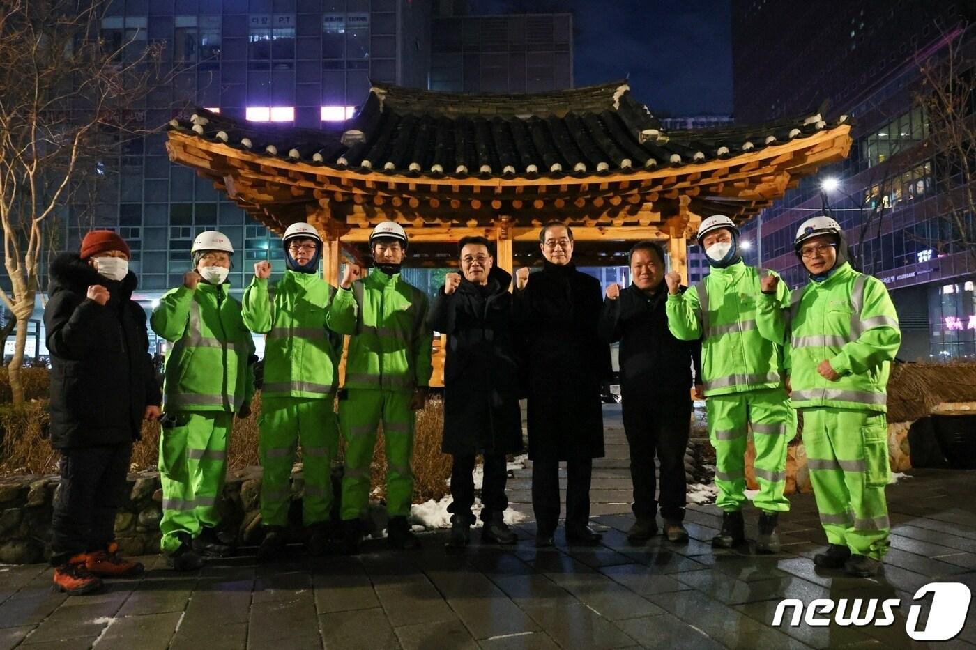 한덕수 국무총리가 1일 서울 종로구 청진공원에서 작업중인 종로구청 환경공무관을 격려하고 있다.&#40;총리실 제공&#41;