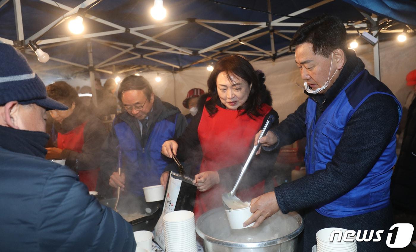 갑진년&#40;甲辰年&#41; 첫날인 1일 전북 임실군 국사봉에서 열린 해맞이 행사에 참석한 김관영 전북도지사가 떡국 나눔 봉사를 펼치고 있다. 2024.1.1/뉴스1 ⓒ News1 유경석 기자