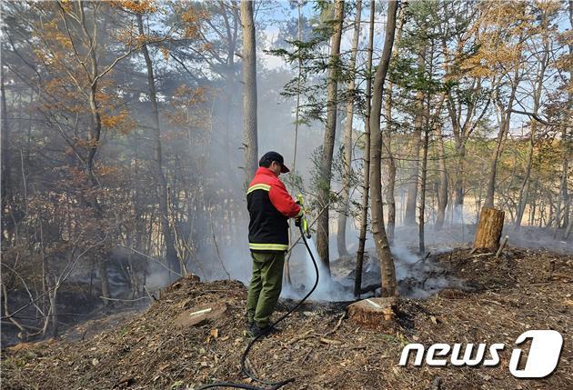 소방당국이 1일 오전 9시28분쯤 경북 경주시 천북면 모아리 야산에서 난 산불을 진화하고 있다.&#40;산림청 제공&#41;