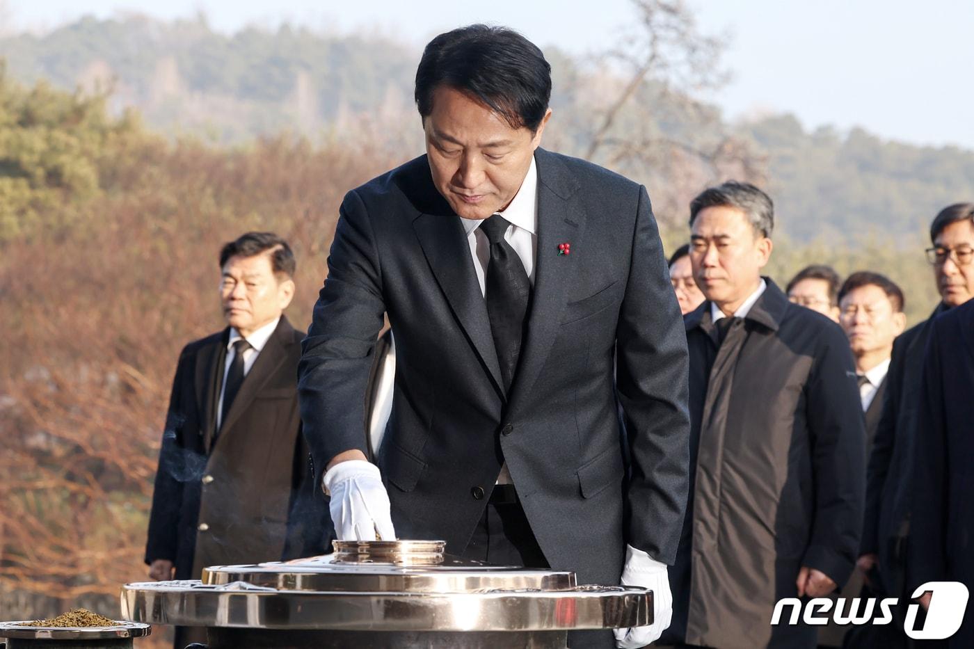 오세훈 서울시장이 서울 동작구 국립서울현충원을 찾아 현충탑에 분향하고 있다. 2024.1.1/뉴스1 ⓒ News1 민경석 기자