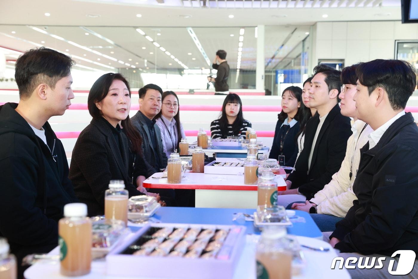  오영주 중소벤처기업부 장관이 티오더 임직원들과 대화하고 있다.&#40;중소벤처기업부 제공&#41;