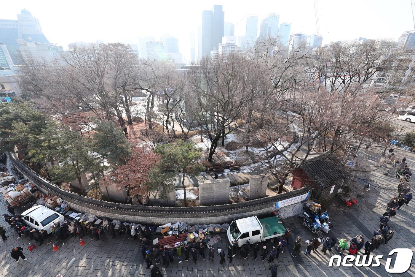 갑진년&#40;甲辰年&#41; 새해 첫날인 1일 서울 종로구 탑골공원 원각사 무료 급식소를 찾은 어르신들이 급식을 받기 위해 줄을 서 있다. 2024.1.1/뉴스1 ⓒ News1 신웅수 기자