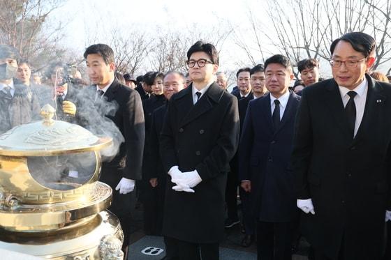 한동훈 국민의힘 비상대책위원장이 1일 오전 서울 동작구 국립서울현충원을 찾아 김대중 前 대통령 묘역을 참배하고 있다. &#40;국민의힘 제공&#41; 2024.1.1/뉴스1 ⓒ News1 임세영 기자