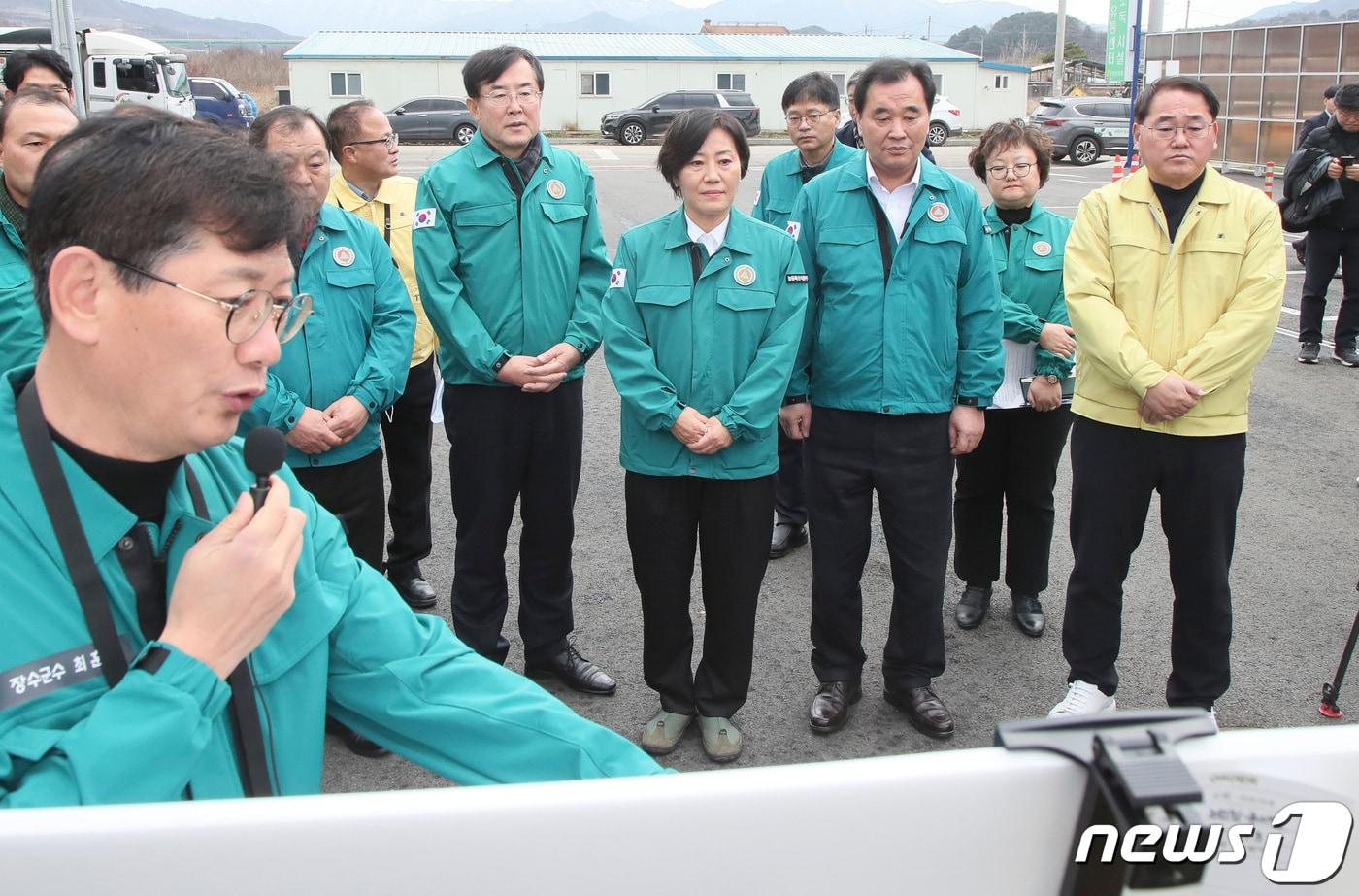 1일 송미령 농림축산식품부 장관이 김종훈 전북도 경제부지사와 함께 장수군에 소재한 거점소독시설에서 최훈식 장수군수에게 설명을 듣고 있다.&#40;전북도제공&#41;2024.1.1/뉴스1