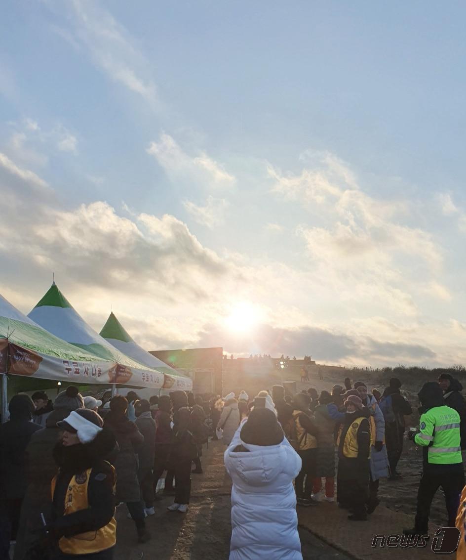 경남 양산시가 갑진년 새해를 맞아 아침 일출 명소인 천성산에서 해맞이 행사를 가졌다.  &#40;양산시 제공&#41;