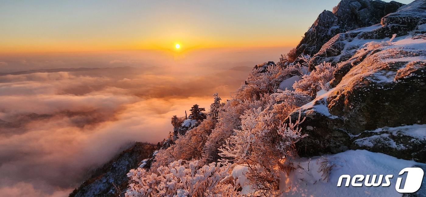 1일 오전 전남 구례군 토지면 지리산 노고단에서 새해 첫 해가 뜨고 있다. &#40;지리산 국립공원 제공&#41; 2024.1.1/뉴스1