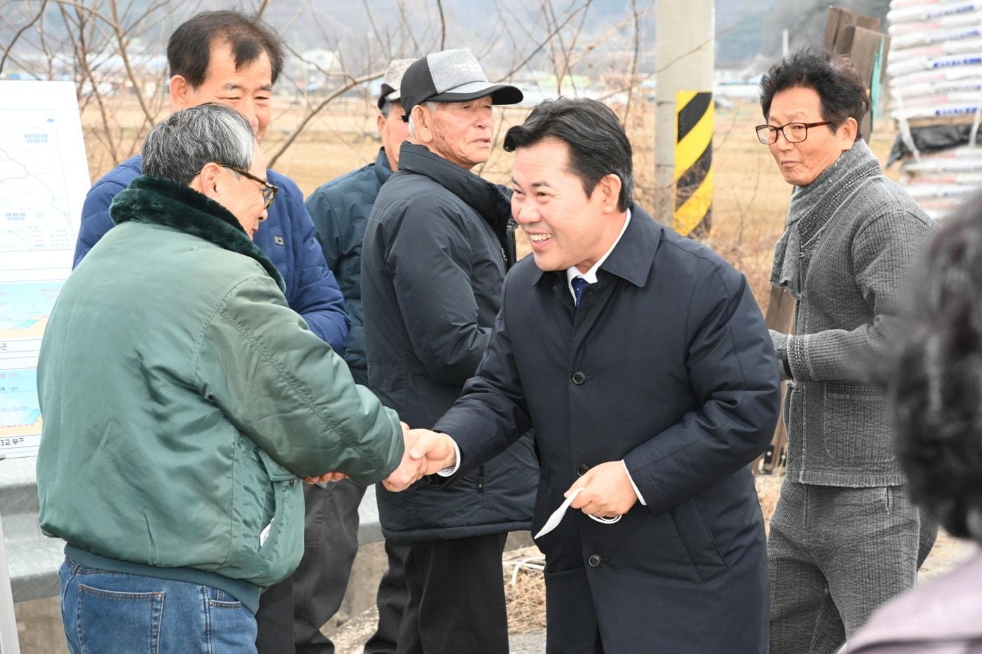  박정현 부여군수&#40;가운데&#41;가 외산면 주민들과 인사하고 있다. &#40;부여군 제공&#41;/뉴스1