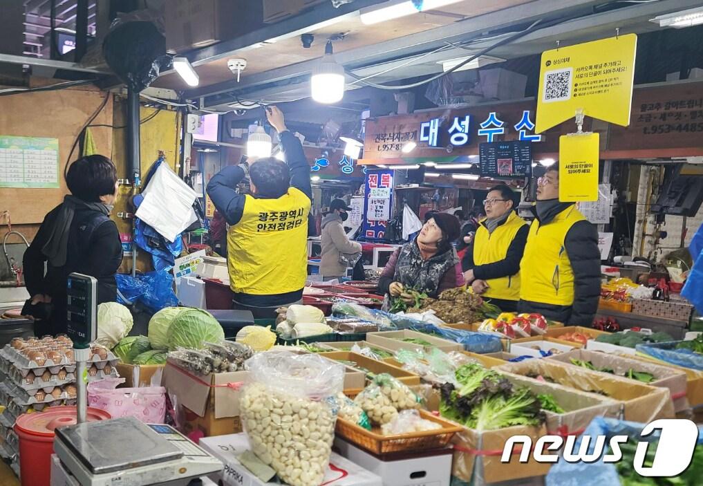 광주시 안전점검단이 광산구 월곡시장 내 화재 취약시설 안전점검을 하고 있다.&#40;광주시 제공&#41;/뉴스1