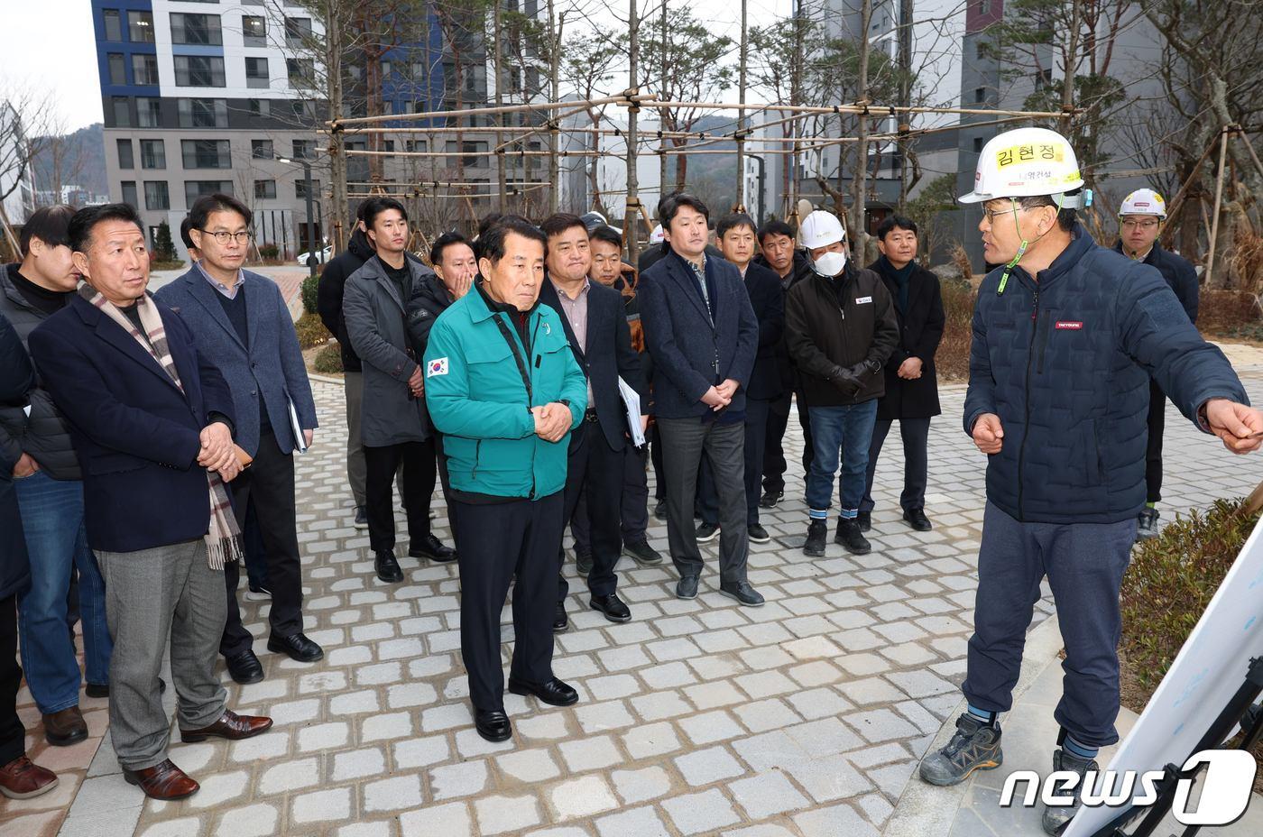 나동연 경남 양산시장은 9일 양산지역 태영건설 사업장인 &#39;양산 사송지구 B-9BL 공동주택&#39; 현장과 &#39;도시철도 양산선&#40;노포~북정&#41; 4공구&#39; 현장을 방문해 현황 점검을 하고 있다. &#40;양산시 제공&#41;