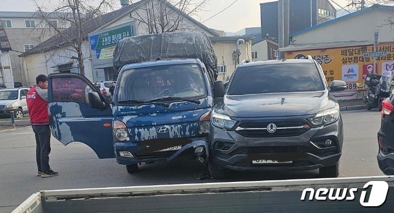 10일 전남 영광군 영광읍 백학리의 도로에 교통사고가 난 매제와 처남의 차량이 세워져있다. &#40;독자제공&#41; 2024.1.10/뉴스1 