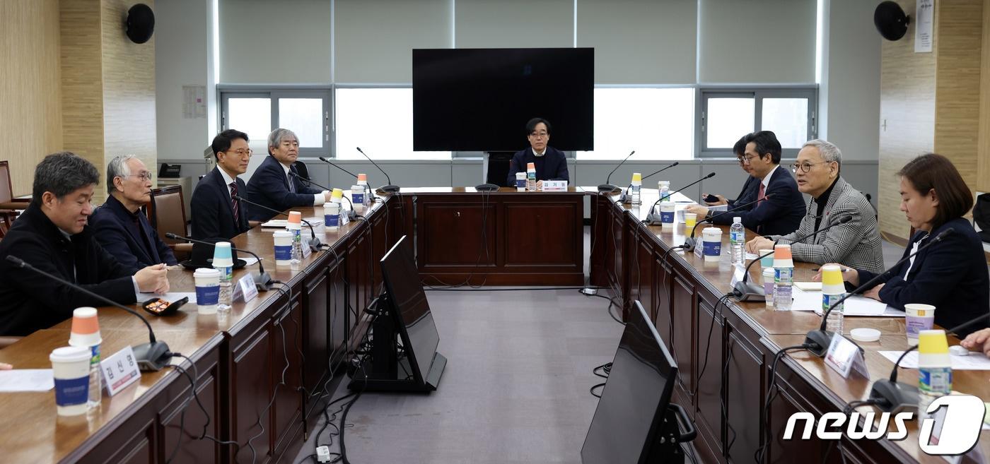 유인촌 문화체육관광부 장관이 10일 서울 서초구 국립중앙도서관에서 도서관계 전문가들과 현안을 논의하고 있다. &#40;문화체육관광부 제공&#41; 2024.1.10/뉴스1