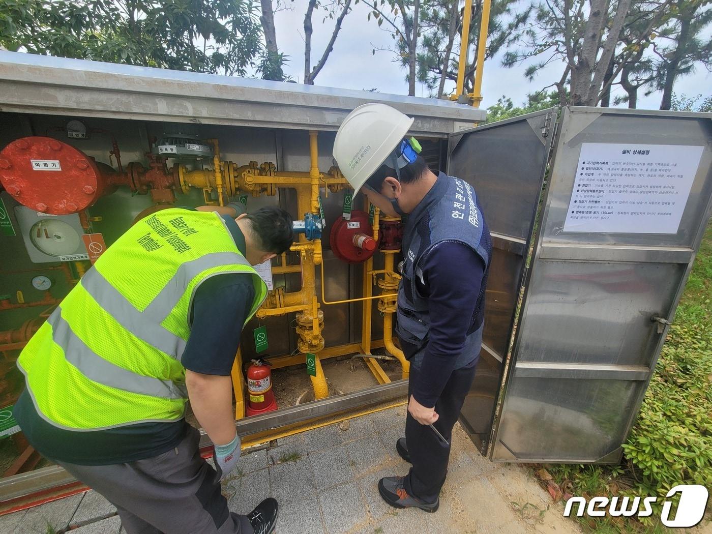 안전관리 전문기관 담당자가 부산항 국제여객터미널 도시가스 시설 점검을 하고 있다. &#40;부산항만공사 제공&#41;