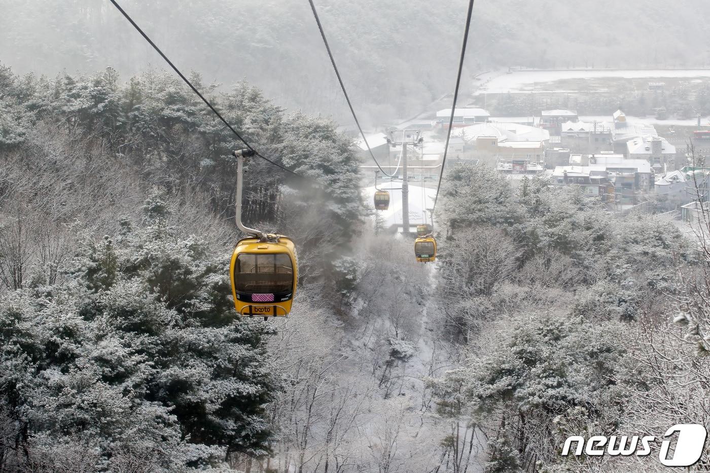  대구 동구 용수동 팔공산케이블카에서 바라본 팔공산 곳곳이 밤사이 내린 눈으로 하얗게 변해 있다. 2024.1.10/뉴스1 ⓒ News1 공정식 기자