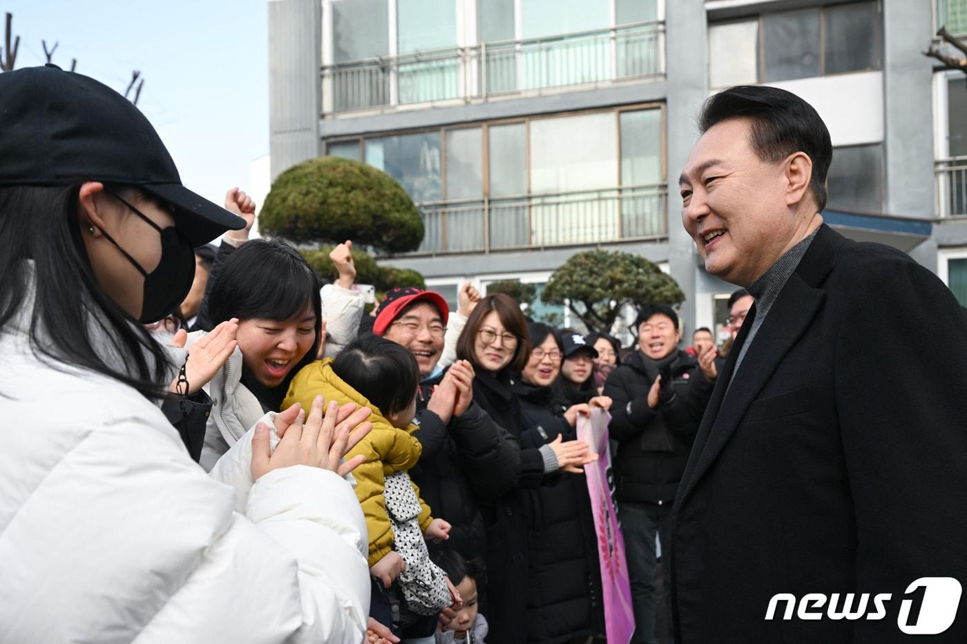 윤석열 대통령이 10일 경기 고양시 일산동구 백송마을 5단지를 방문해 주민들과 인사를 나누고 있다. &#40;대통령실 제공&#41; 2024.1.10/뉴스1 ⓒ News1 오대일 기자