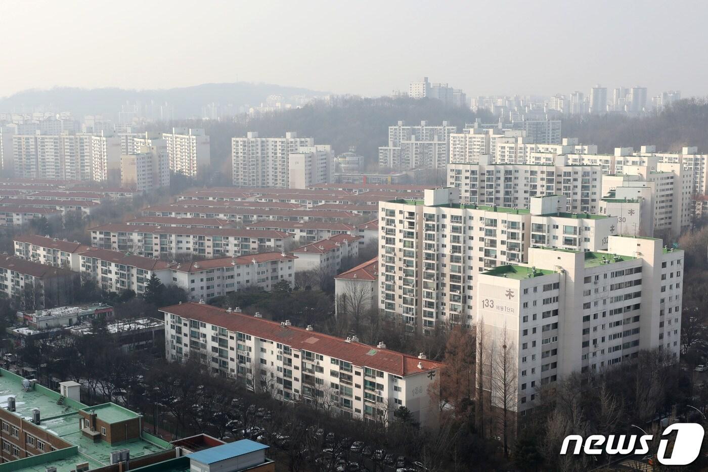 정부가 30년이 넘은 아파트의 경우 안전진단 없이 재건축이 가능하도록 규제를 완화하고 재개발의 경우도 노후도 등 요건의 문턱을 낮춰 사업추진을 촉진하기로 했다. 정부는 10일 대통령 주재 &#39;국민과 함께하는 민생 토론회&#39;를 열어 이같은 내용을 골자로 하는 &#39;국민 주거안정을 위한 주택공급 확대 및 건설경기 보완방안&#39;을 발표했다. 사진은 이날 서울 양천구 목동 아파트 단지 모습. 2024.1.10/뉴스1 ⓒ News1 이광호 기자