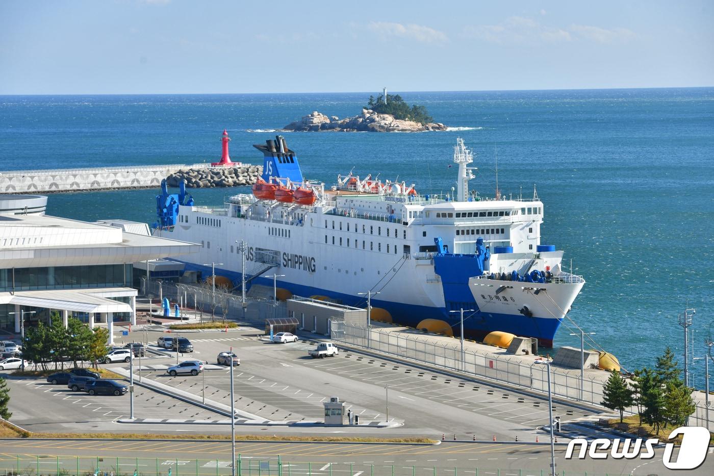 작년 11월20일 강원 속초시 속초항 국제크루즈터미널에서 열린 북방항로 취항 기념식.&#40;속초시 제공&#41; 2023.11.20/뉴스1