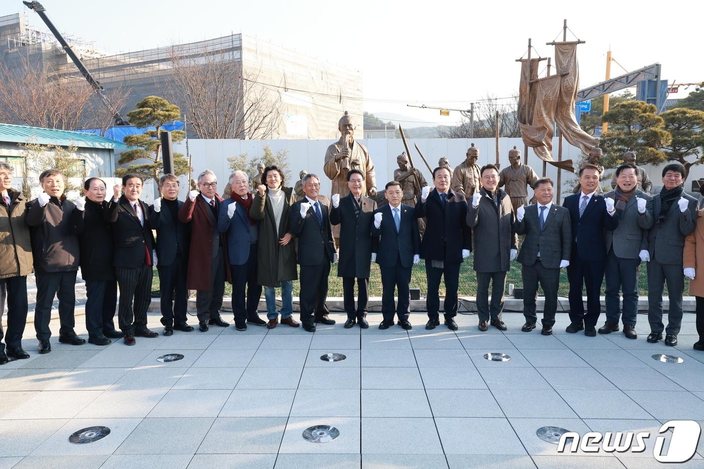  동학농민혁명을 이끌었던 전봉준 장군의 동상&#40;義의 깃발아래&#41;이 마침내 고향인 전북 고창에 세워졌다. &#39;녹두장군&#39; 전봉준 장군 동상 제막식.&#40;고창군 제공&#41;2024.1.10/뉴스1