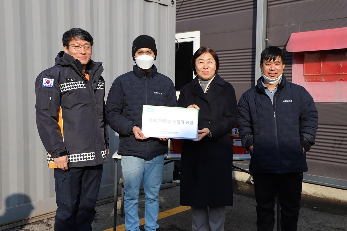  홍장표 경기북부소방재난본부장&#40;사진 왼쪽&#41;이 10일 양주시 홍죽산업단지를 방문해 소화기와 주택용 화재경보기를 전달하고 있다.&#40;경기북부소방재난본부 제공&#41;/뉴스1