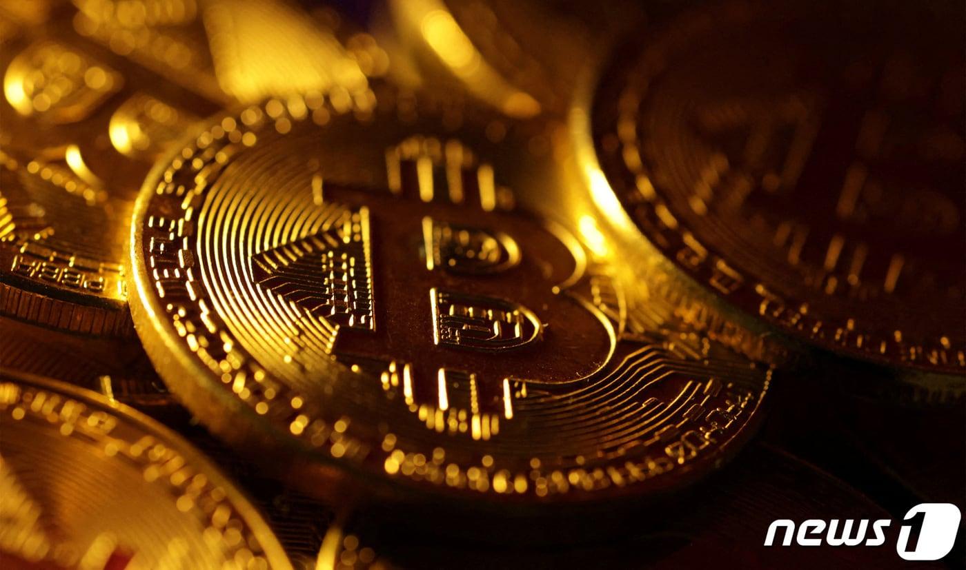 FILE PHOTO: Physical representations of the bitcoin cryptocurrency are seen in this illustration taken October 24, 2023. REUTERS/Dado Ruvic/Illustration/File Photo ⓒ 로이터=뉴스1