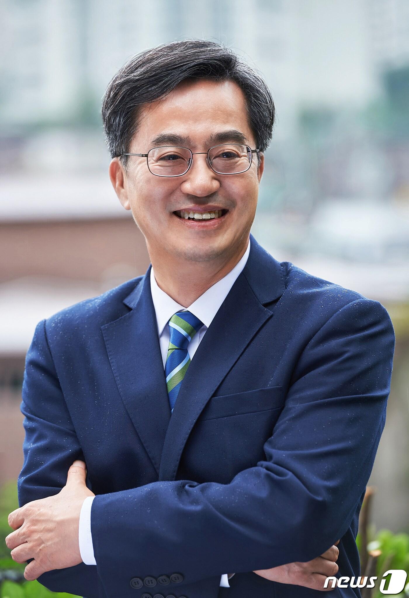 김동연 경기도지사가 스위스 다보스에서 열리는 2024 세계경제포럼&#40;World Economic Forum. WEF. 다보스 포럼&#41; 참가를 위해 오는 13일부터 21일까지 7박 9일간 스위스 다보스와 프랑스 파리를 방문한다.&#40;경기도 제공&#41;