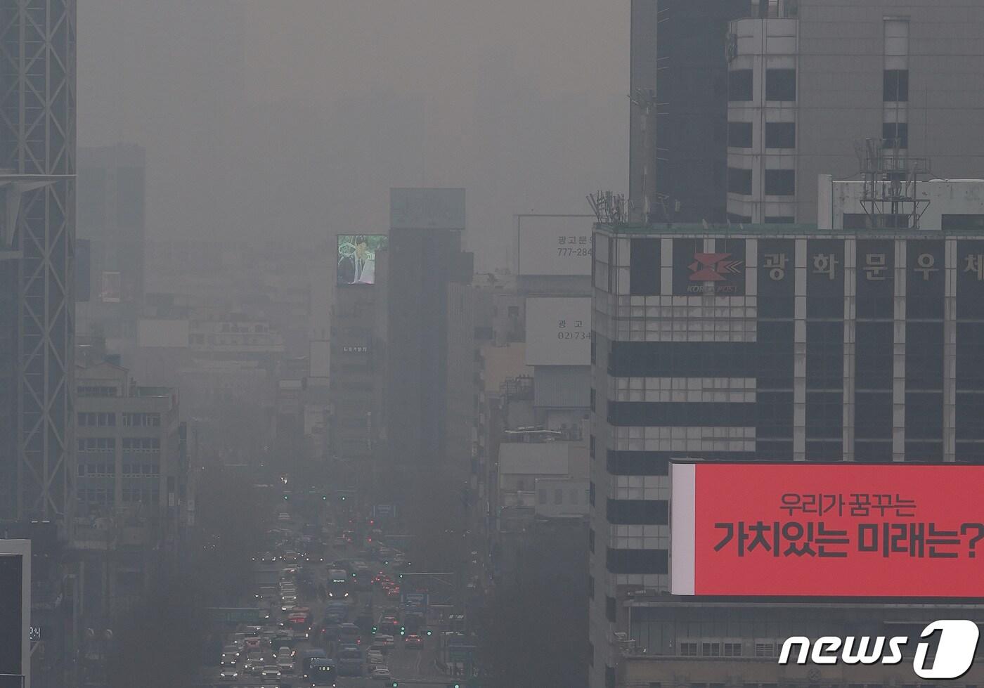 초미세먼지 농도가 &#39;나쁨&#39; 수준을 보인 11일 오전 서울 시내가 흐리게 보이고 있다. 2024.1.11/뉴스1 ⓒ News1 이동해 기자