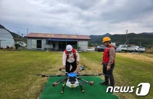 전북 고창군이 지역 내 농업인을 대상으로 소형특수농기계 및 농업용드론 면허·자격증 취득을 위해 교육생을 모집한다. 드록교육 사진&#40;고창군 제공&#41;2024.1.11/뉴스1 