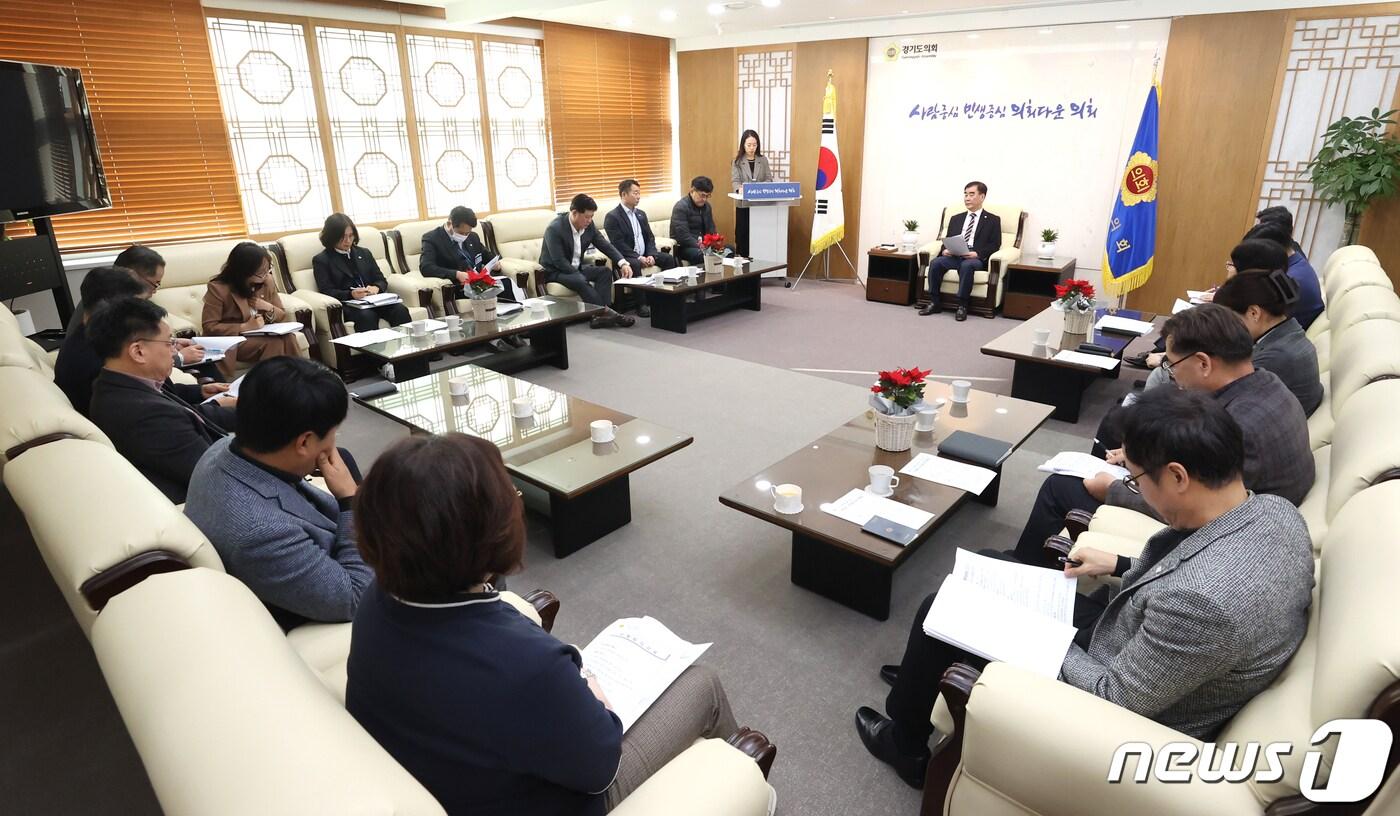 경기도의회가 국민권익위원회 주관 종합청렴도 평가에서 전국 최하위권으로 떨어짐에 따라 청렴도 제고를 위한 개선 대책 마련에 나선다.&#40;경기도의회 제공&#41;