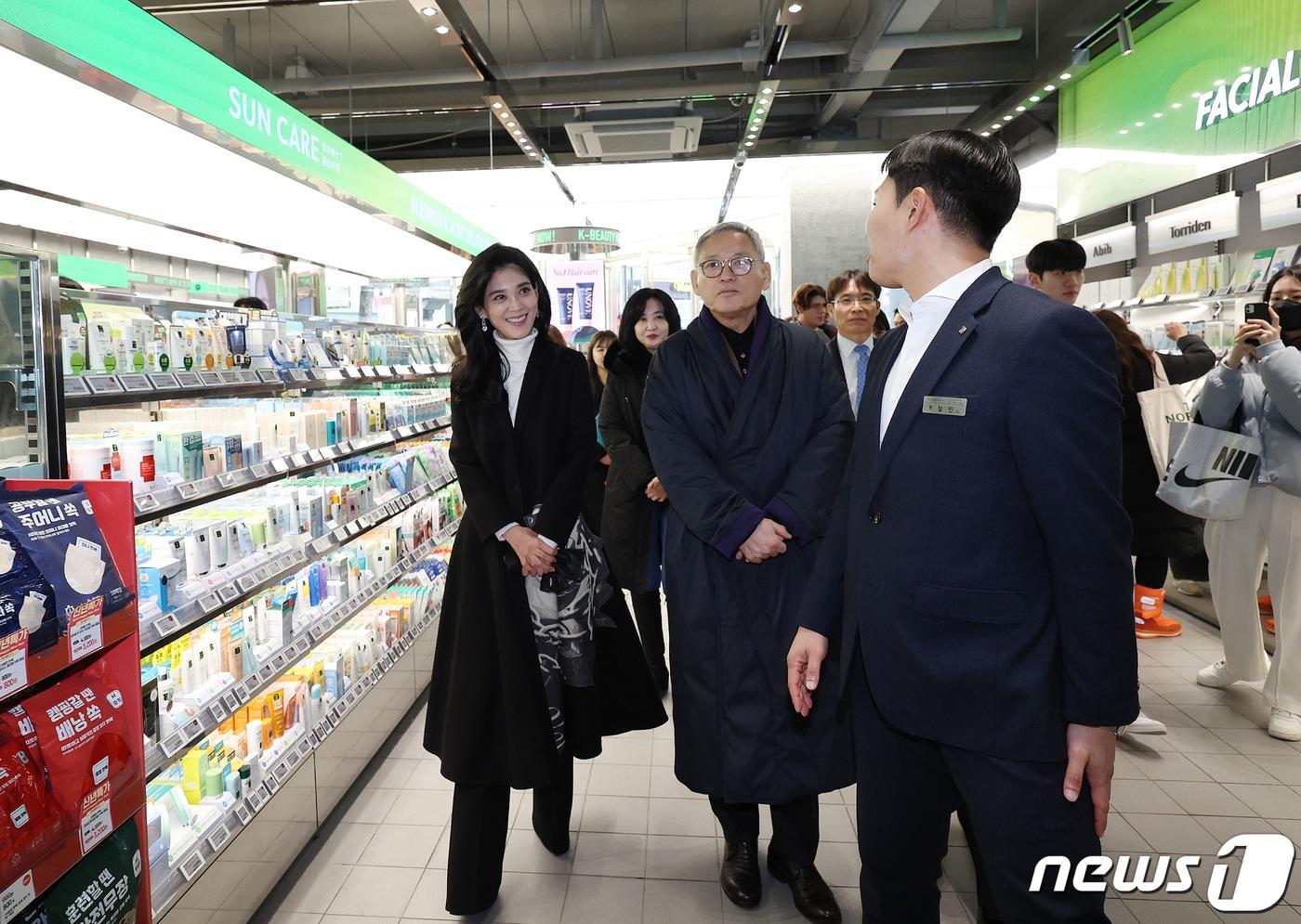 유인촌 문화체육관광부 장관과 이부진 한국방문의해 위원장이 11일 오전 2024 코리아그랜드세일 개막식 후 서울 중구 명동 올리브영 명동타운점을 방문해 박철인 점장의 안내를 받아 매장을 둘러보고 있다. &#40;공동취재&#41; 2024.1.11/뉴스1 ⓒ News1 박정호 기자