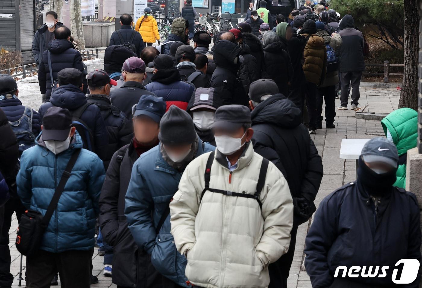 국내 인구 통계가 작성된 이래 처음으로 70대 이상 인구가 20대 인구를 추월한 것으로 나타난 11일 서울 종로구 탑골공원 원각사 무료 급식소를 찾은 어르신들이 급식을 받기 위해 줄을 서 있다. 2024.1.11/뉴스1 ⓒ News1 이동해 기자