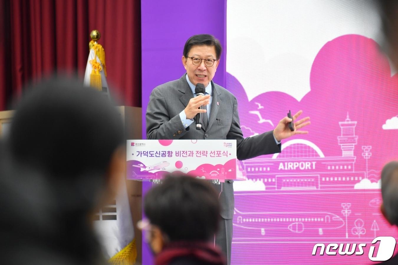 가덕도신공항 비전과 전략 선포식에서 박형준 부산시장이 남부권 글로벌 관문공항이라는 비전을 제시하고 4대 추진전략을 발표하고 있다&#40;부산시청 제공&#41;