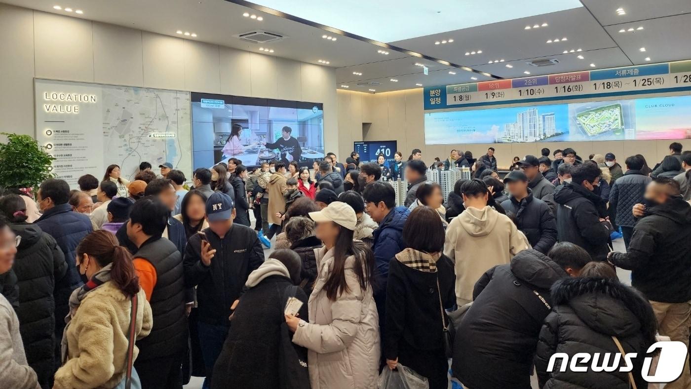 아파트 수요자들이 ‘영통역자이 프라시엘’ 견본주택을 살펴보고 있는 모습.&#40;업체측 제공&#41;