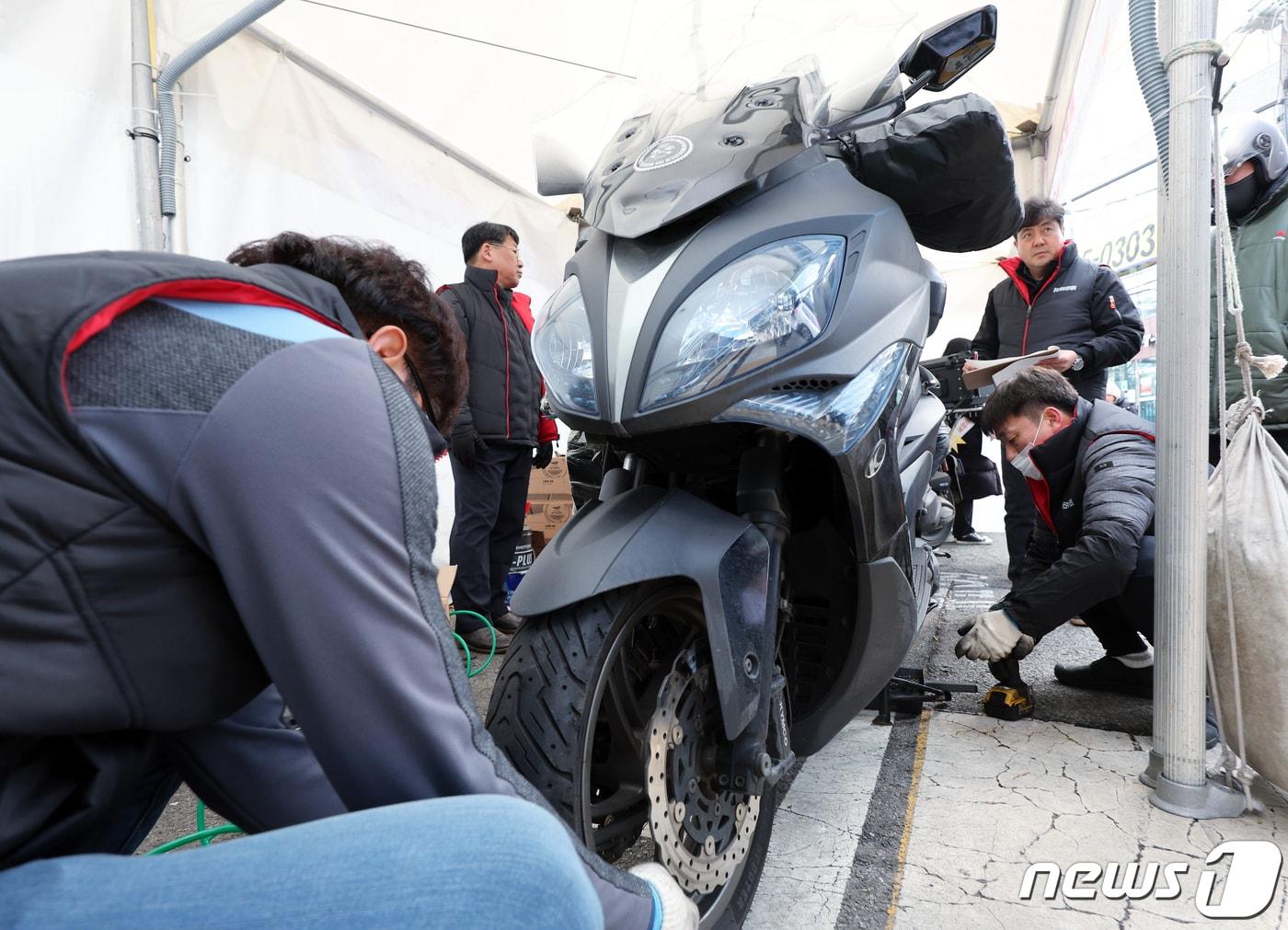 이륜자동차 안전점검 장면&#40;자료사진&#41; /뉴스1 ⓒ News1 박정호 기자