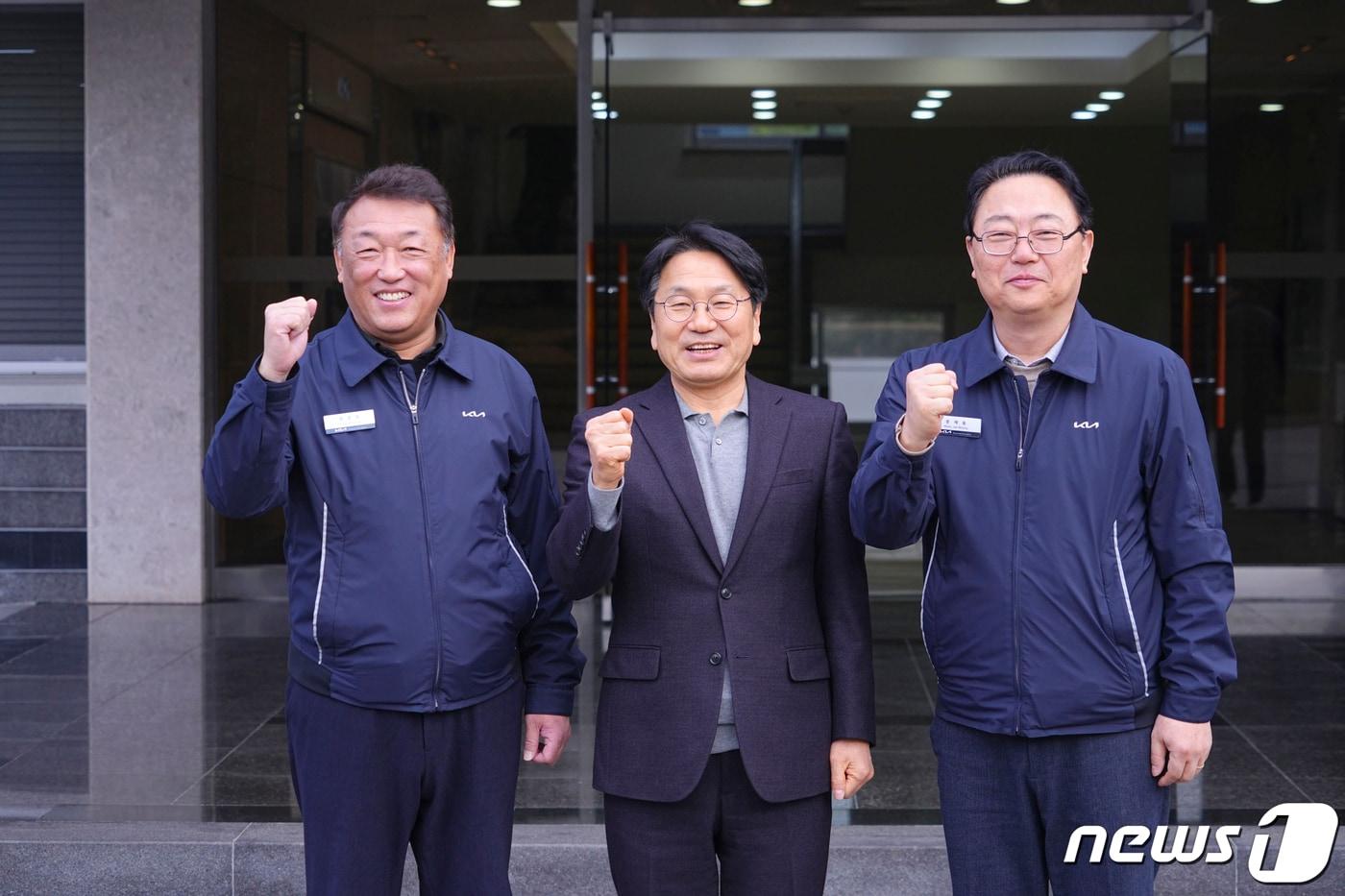 강기정 광주시장이 11일 서구 기아 오토랜드 광주를 방문해 최준영 기아 대표이사와 문재웅 광주공장장 등 임직원과 만나 지난해 54만여대 생산 달성을 축하한 뒤 기념촬영을 하고 있다.&#40;광주시 제공&#41;2024.1.11/뉴스1 