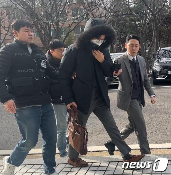 영등포구 한 건물에서 80대 남성을 숨지게 한 30대 주차관리인에게 살인을 교사한 혐의를 받는 40대 조모씨가 서울남부지법에 영장실질심사&#40;구속전피의자심문&#41;을 받기 위해 15일 출석하고 있다. 2023.12.13. ⓒ 뉴스1 홍유진 기자