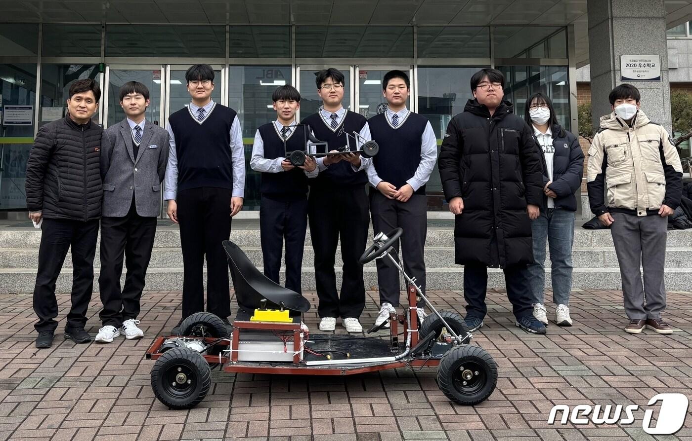 충북 청주공업고등학교 학생 6명과 교사 3명이 중소기업진흥공단의 &#39;심화 1팀 1기업 프로젝트&#39;의 하나로 전기자동차를 만들었다.&#40;충북교육청 제공&#41;/뉴스1