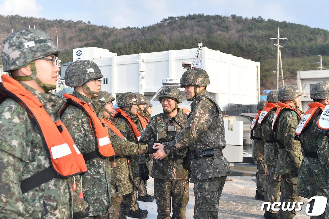 김명수 합동참모본부 의장이 지난 11일 서남 해역 경계작전 임무수행에 여념 없는 장병들을 격려하고 있다. &#40;합동참모본부 제공&#41; 2024.1.12/뉴스1