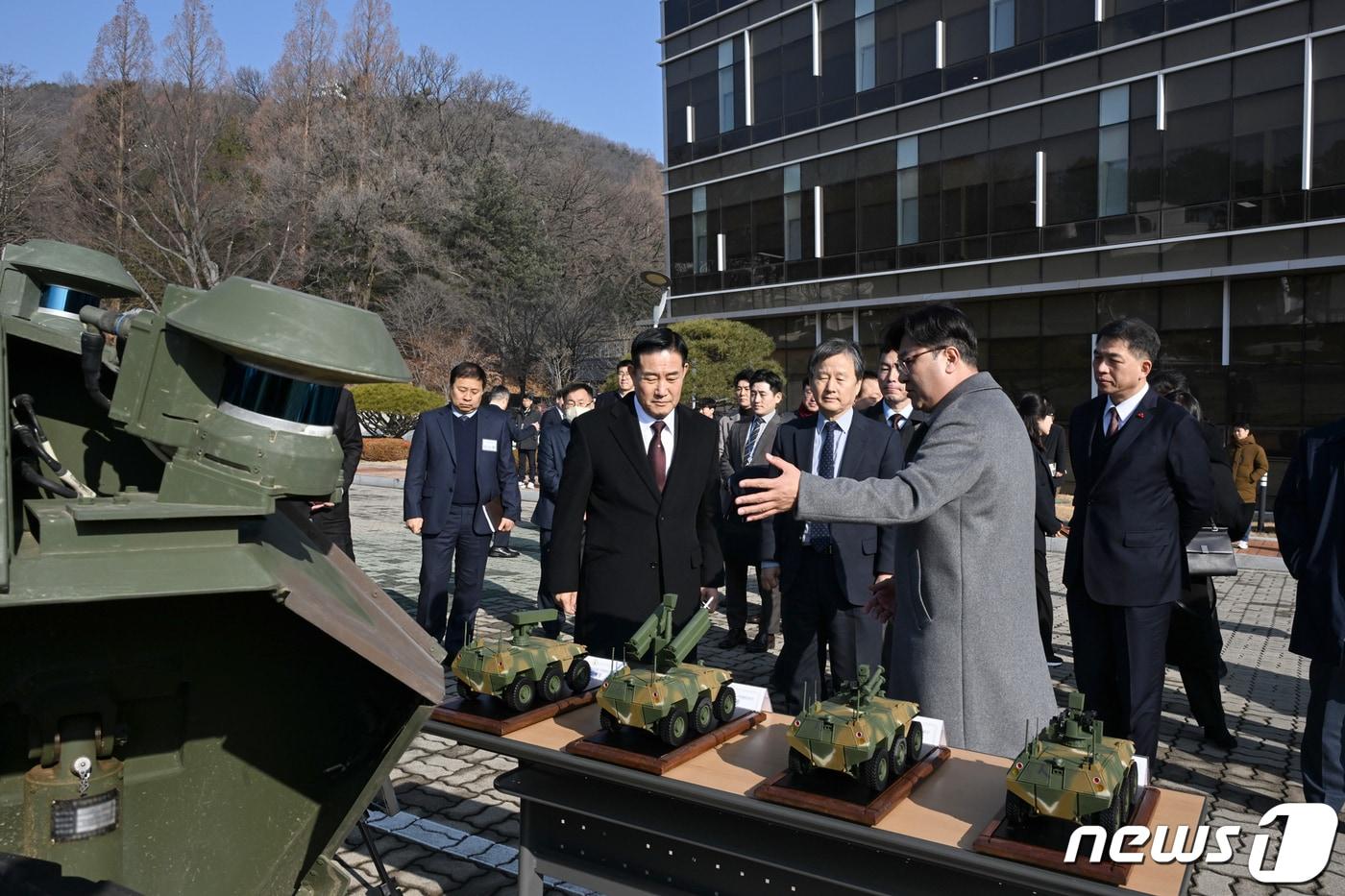 신원식 국방부 장관이 12일 대전 국방과학연구소를 방문, 인공지능&#40;AI&#41; 기반 유무인복합체계 개발현황을 보고 받고 있다. &#40;국방부 제공&#41; 2024.1.12/뉴스1